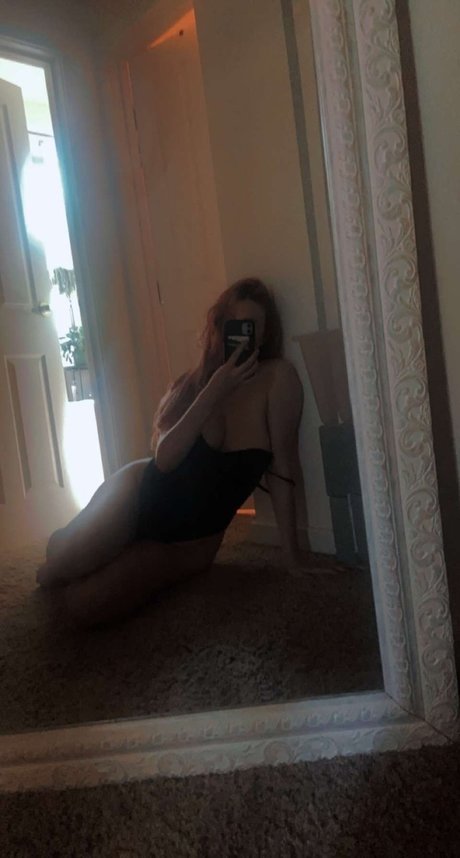 Naken läckt OnlyFans-bild av Aurora Celeste