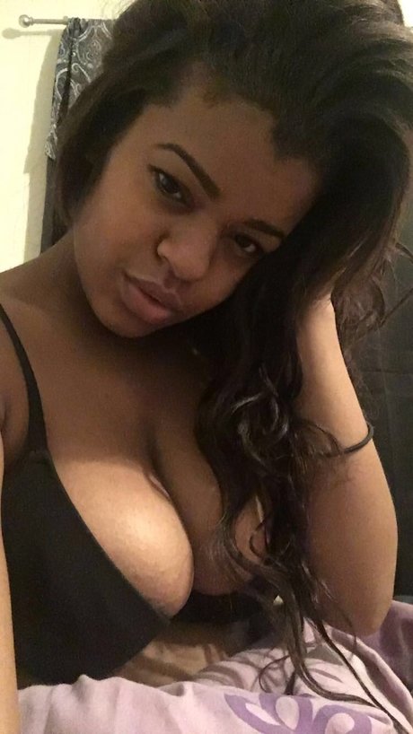 Alaston vuotanut OnlyFans-kuva Charlie Knows Best