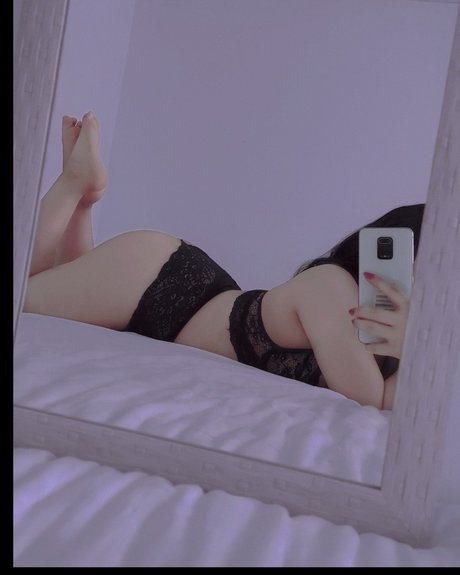 Naken läckt OnlyFans-bild av Beli
