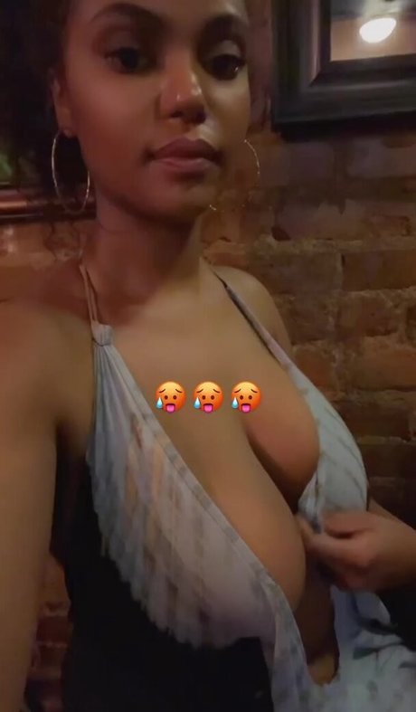 Naakte gelekte OnlyFans-foto van Sophia Cardinez