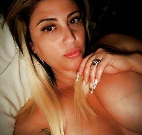 Alaston vuotanut OnlyFans-kuva Deniapettessen