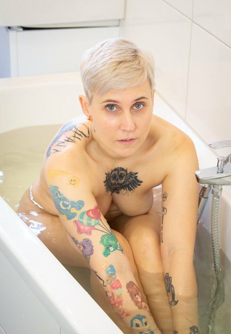 Naakte gelekte OnlyFans-foto van Famezde