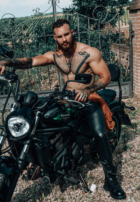 Обнаженная фотография утечки OnlyFans от Pervertmilan