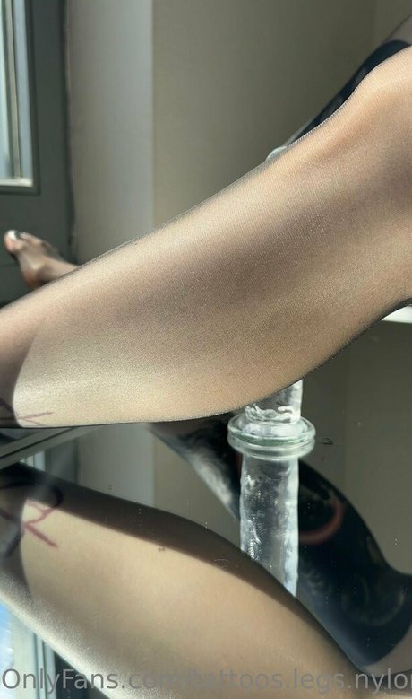 Naken lekkede OnlyFans-bilde av Tattooslegsnylonsfree