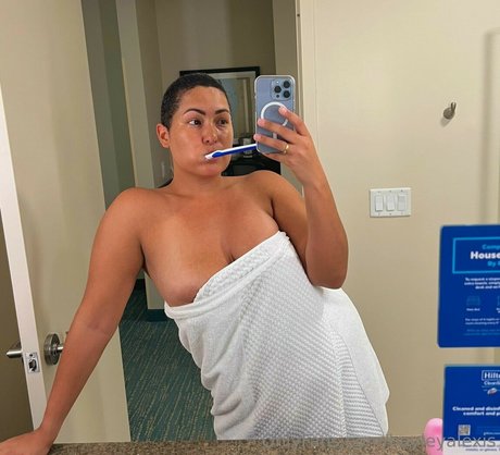 Naken lekkede OnlyFans-bilde av Hayley Alexis