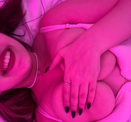 Naken läckt OnlyFans-bild av Oxxmilk