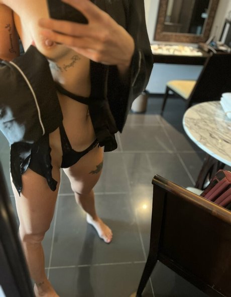 Nøgent lækket OnlyFans-billede af Emily Jane Deeley