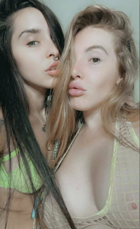 Naakte gelekte OnlyFans-foto van Yourlesbianfantasyy