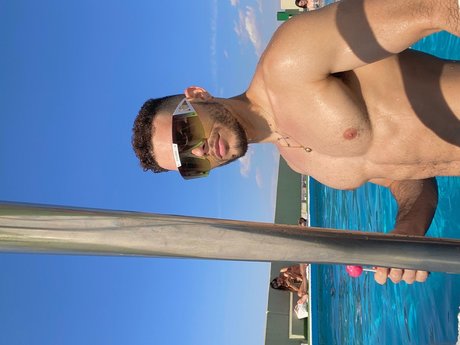 Naken läckt OnlyFans-bild av Adonis Siritt