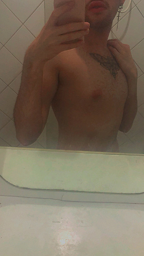 Naken läckt OnlyFans-bild av Alan Junior