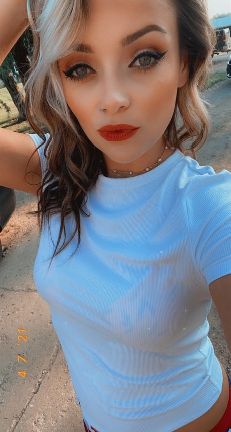 Naken läckt OnlyFans-bild av Peaches