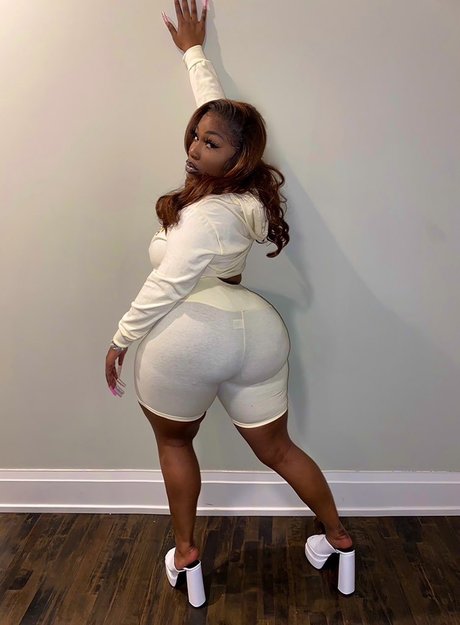 Naken läckt OnlyFans-bild av Chunling