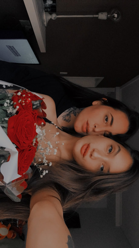 Naken läckt OnlyFans-bild av Just A Couple Gals Havin Fun