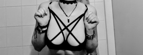 Naken läckt OnlyFans-bild av Pixi