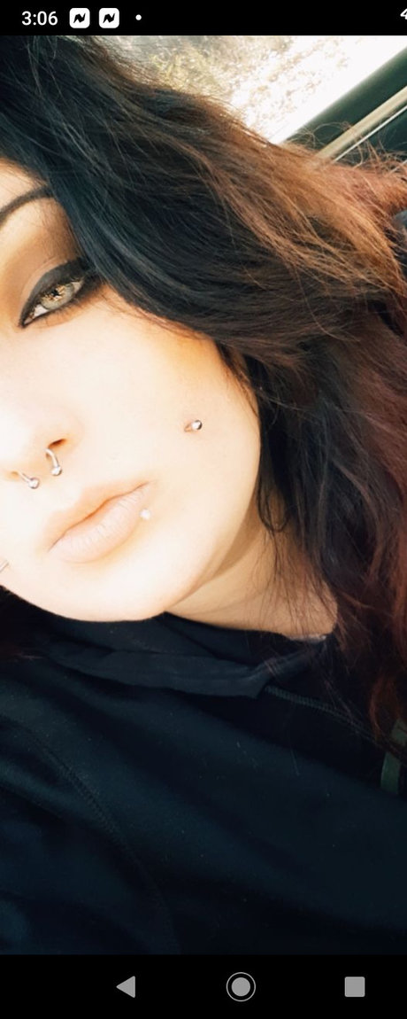 Naken läckt OnlyFans-bild av Leigh