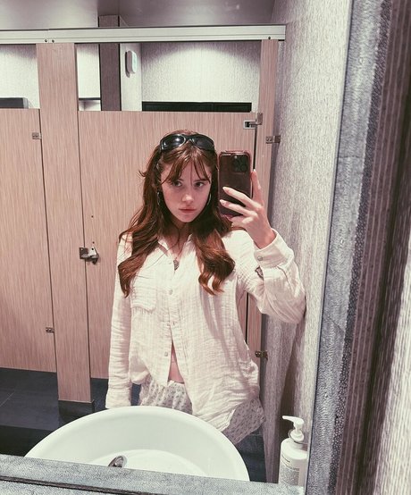 Naken läckt OnlyFans-bild av Violet Brinson