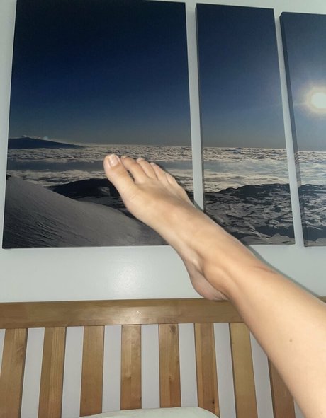 Thebarefootcutie