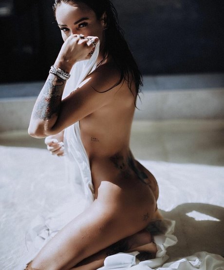 Naken lekkede OnlyFans-bilde av Aiza Dolmatova