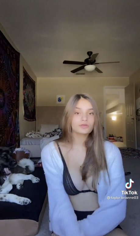 Nahá fotka uniklých OnlyFans od Taylor Brianne
