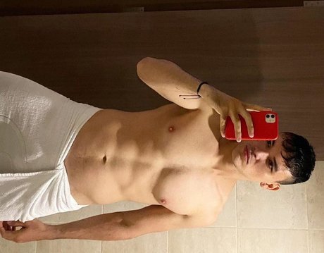 Naakte gelekte OnlyFans-foto van Dan Matters