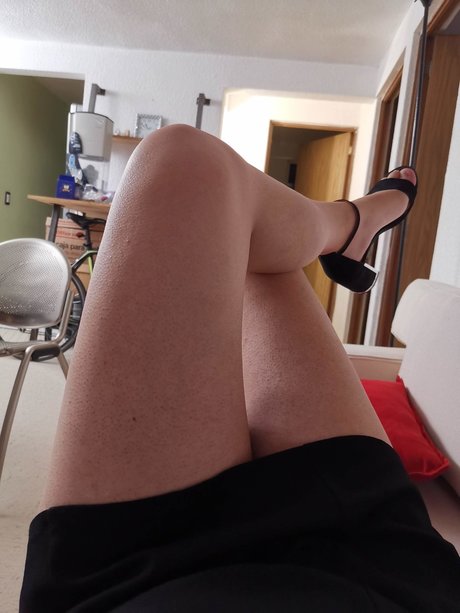 Naken läckt OnlyFans-bild av Closer Friends