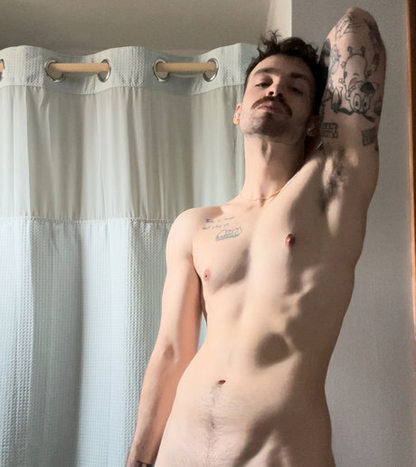 Naken läckt OnlyFans-bild av B