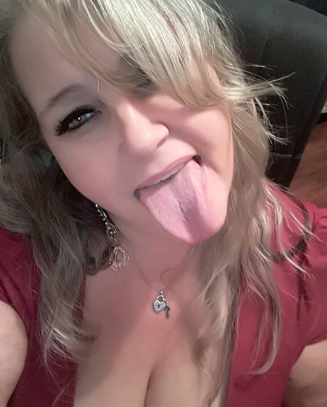 Naken läckt OnlyFans-bild av Queen Curvy Cyan