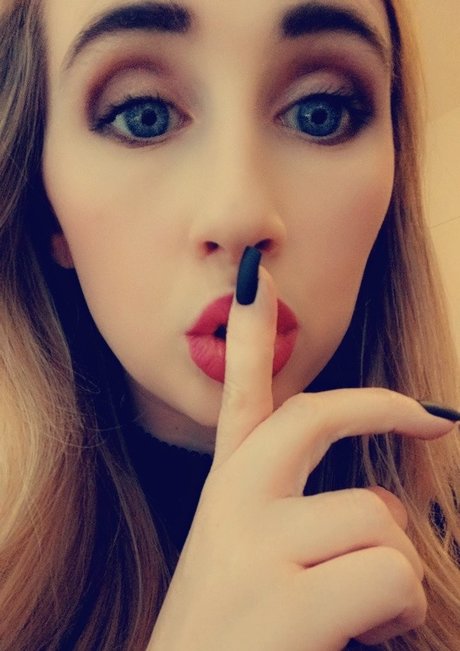 Naken läckt OnlyFans-bild av Mistress Darcy Dale
