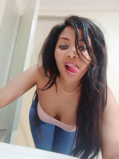 Naakte gelekte OnlyFans-foto van Roobygen