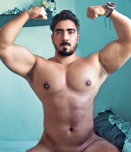 Naakte gelekte OnlyFans-foto van Roro