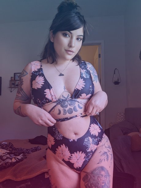 Naken läckt OnlyFans-bild av Salem Equinox