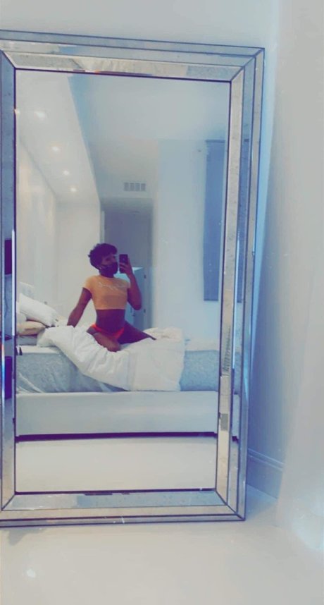 Naken läckt OnlyFans-bild av Safarihunter