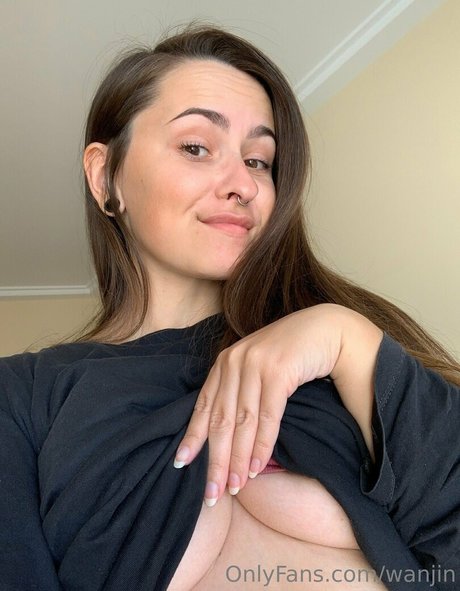 Naken läckt OnlyFans-bild av Wanjin