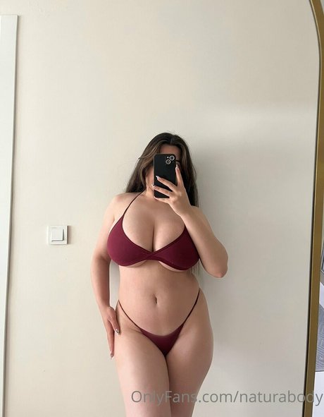 Naakte gelekte OnlyFans-foto van Mervedamla