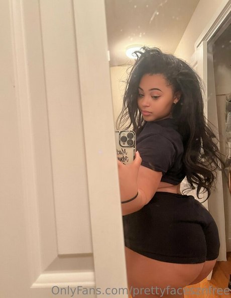 Naken läckt OnlyFans-bild av Prettyfacesznfree