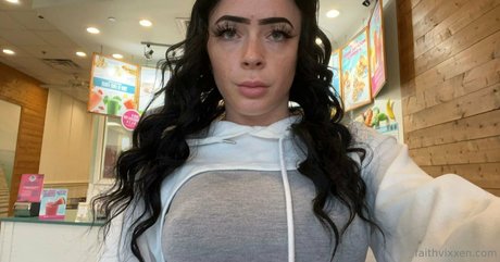 Nacktes geleaktes OnlyFans-Foto von Faithvixxen