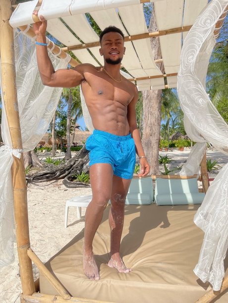 Naken läckt OnlyFans-bild av R