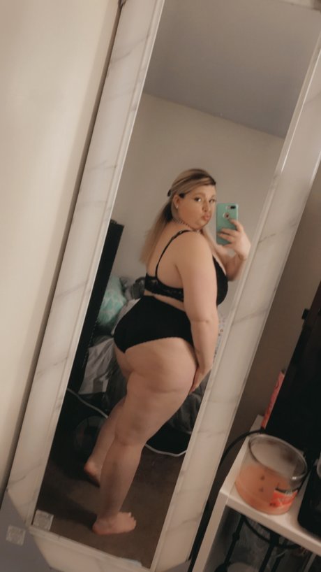 Naken läckt OnlyFans-bild av Tarina