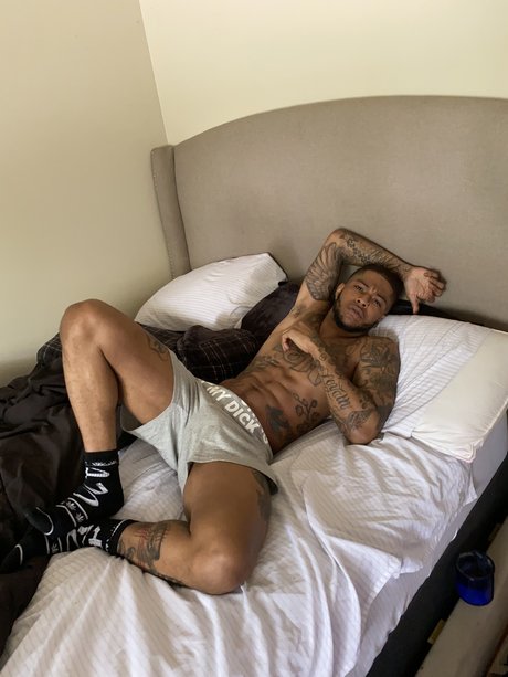 Naken läckt OnlyFans-bild av Officialjusten