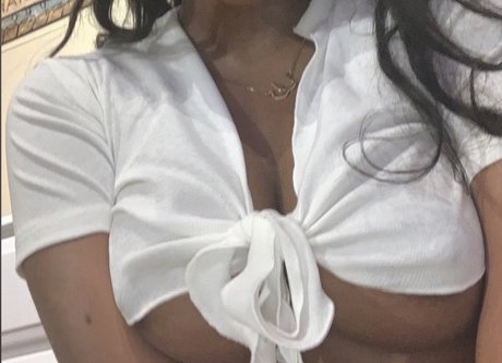 Naakte gelekte OnlyFans-foto van Lamya Rose