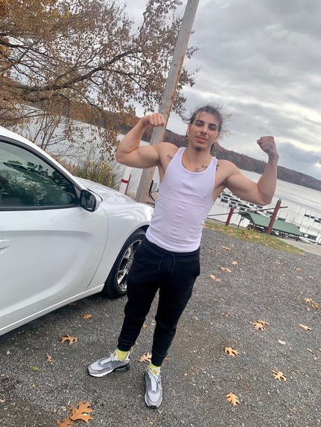 Alaston vuotanut OnlyFans-kuva Suave 