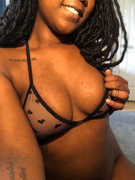 Naakte gelekte OnlyFans-foto van Lucii