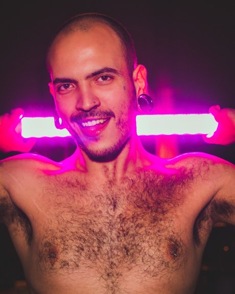 Naakte gelekte OnlyFans-foto van Mika