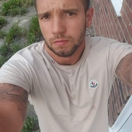 Alaston vuotanut OnlyFans-kuva Ad