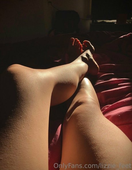 Naakte gelekte OnlyFans-foto van Lizziefeet