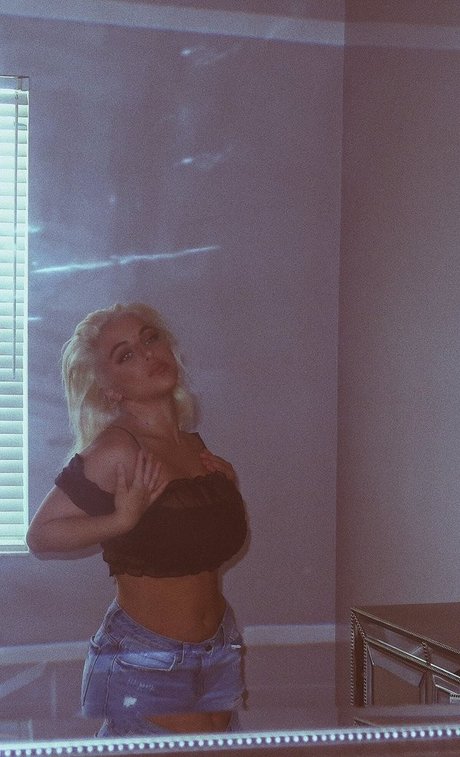Naken lekkede OnlyFans-bilde av Baby Ariel