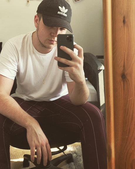 Naken läckt OnlyFans-bild av Chubby Gay Boy