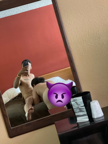 Naken läckt OnlyFans-bild av Marriedtwins