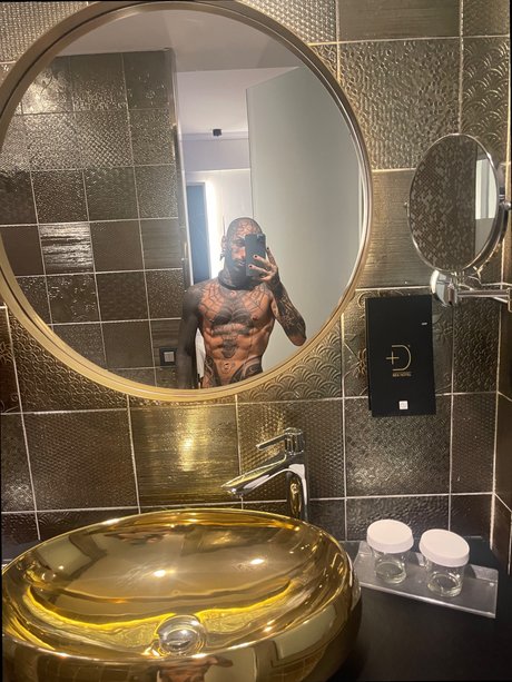 Alaston vuotanut OnlyFans-kuva Shaymann Tattoo