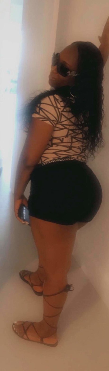 Naakte gelekte OnlyFans-foto van Kienta Denning